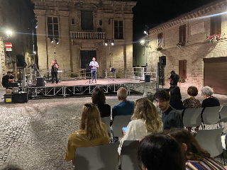 Montalto delle Marche - Il Festival "La poesia è giovane (e tosta)"  conquista tutti, e stasera c’è Joele Dix